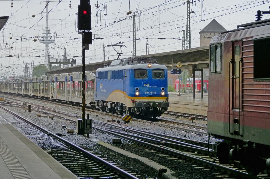 140 761 der EVB Mittelweserbahn begengent am 27.6.13 auf dem Weg von Bremerhaven im Bremer Hbf einer 155