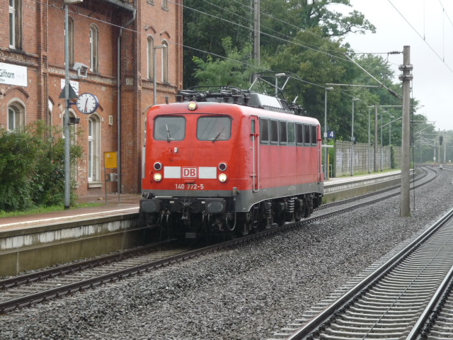 140 772-5 f�hrt Solo durch den Bahnhof Gifhorn.