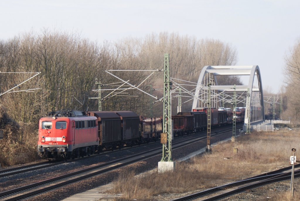 140 772-5 mit einem gemischten Gterzug am Haken,am 26.02.2011 in Hannover Misburg.