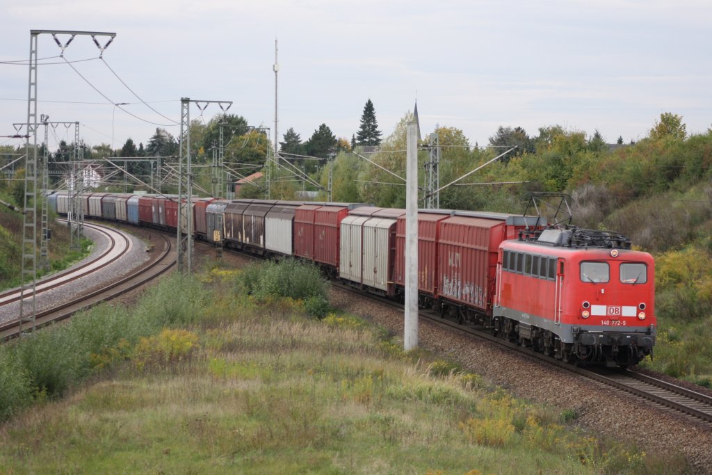140 772 mit einem gem G�terzug von Braunschweig nach Fallersleben hier in Weddel am 06.10.2010.