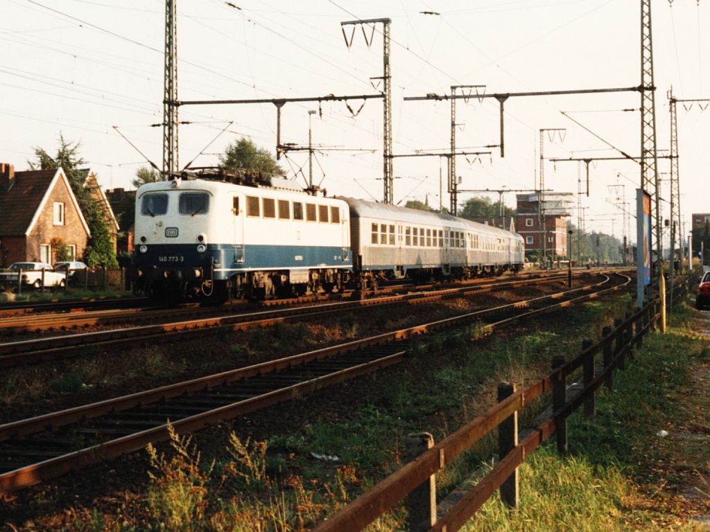 140 773-3 mit einem Elzug Rheine-Emden in Leer am 14-9-1991. Bild und scan: Date Jan de Vries.

