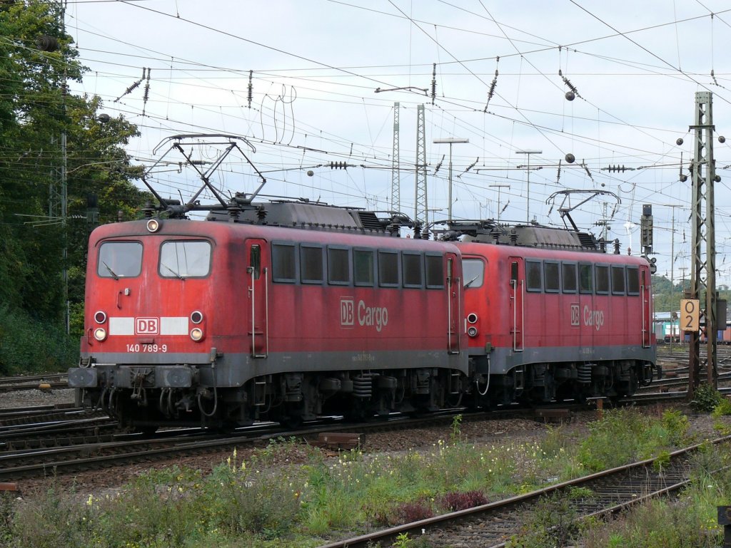 140 789-9 und 140 838-4 man�vrieren als LZ in Aachen-West. Aufgenommen am 02/10/2010.