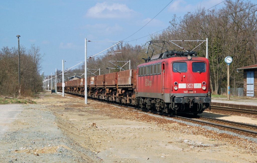 140 789 zieht am 02.04.11 einen Ganzzug Seitenkipper durch Raguhn Richtung Bitterfeld.