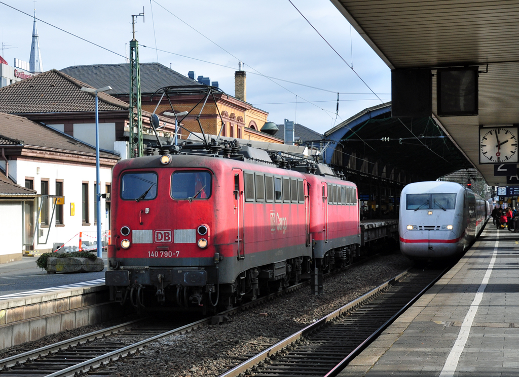 140 790-7 im Doppelpack zieht Flachwagen durch den Bonner Hbf - 21.02.2012