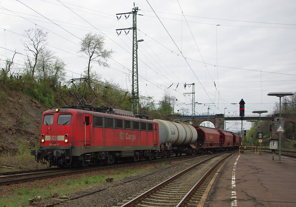 140 790-7 knickt mit ihrem Gz aus Kessel kommend in Eichenberg in Richtung Osten ab. Aufgenommen am 16.04.2011.