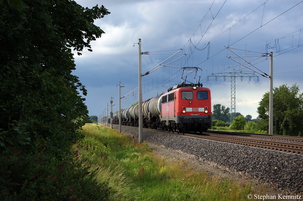 140 790-7 mit einem Dieselkraftstoff oder Gas�l oder Heiz�l (leicht) Kesselzug in Vietznitz in Richtung Paulinenaue unterwegs. 24.06.2011