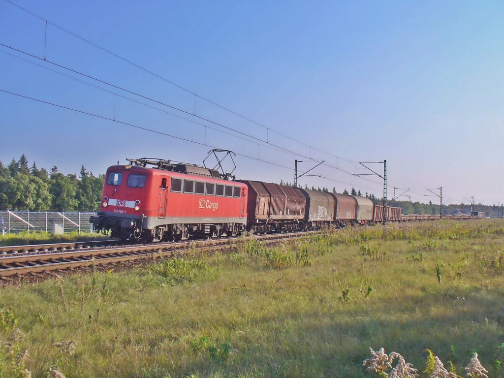 140 790-7 zieht einen gemischten Gterzug am 04.10.2011 bei Waghusel  in Richtung Mannheim
