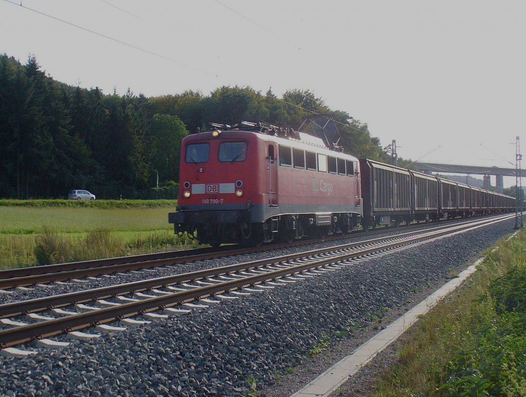 140 790-7 zieht einen G�terzug am 15.09.2011 bei Landstuhl in Richtung Kaiserslautern 