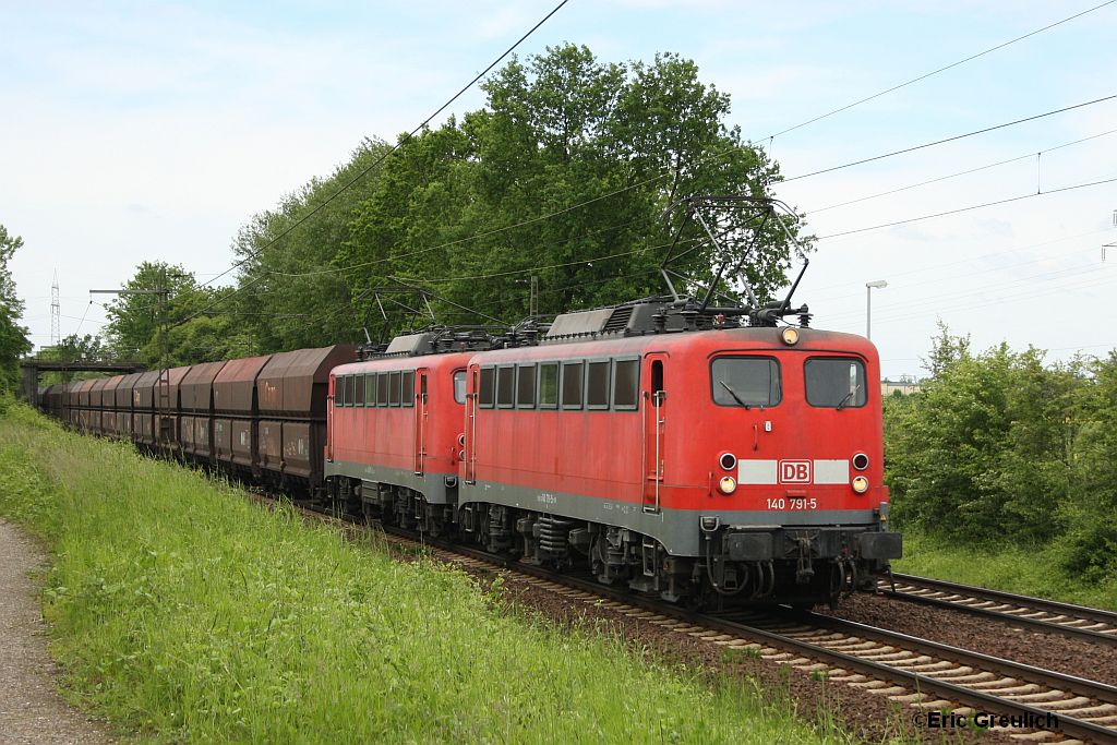 140 791 und 140 806 mit einem Kohlezug am 1.6.10 in Ahlten.