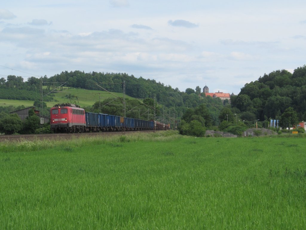 140 791-5 ist am 14. Juni 2013 mit einem gemischten Gterzug bei Kronach unterwegs.
