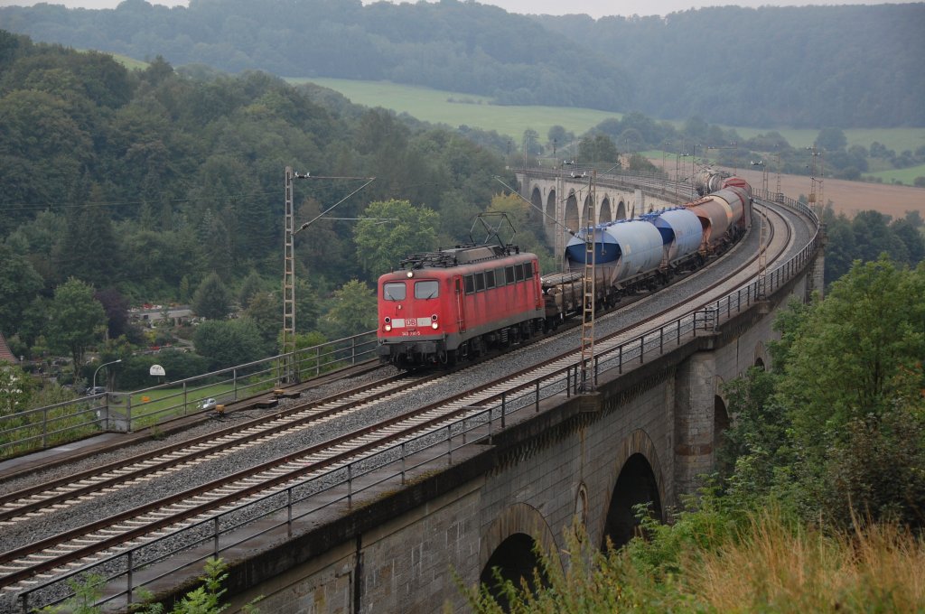 140 791-5 berquert mit einem gemischten Gterzug den Bekeviadukt in Altenbeken, 12.08.2011.