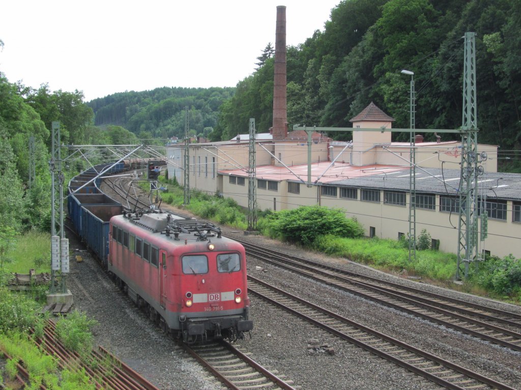 140 791-5 zieht am 14. Juni 2013 einen gemischten Gterzug in den Kronacher Bahnhof.