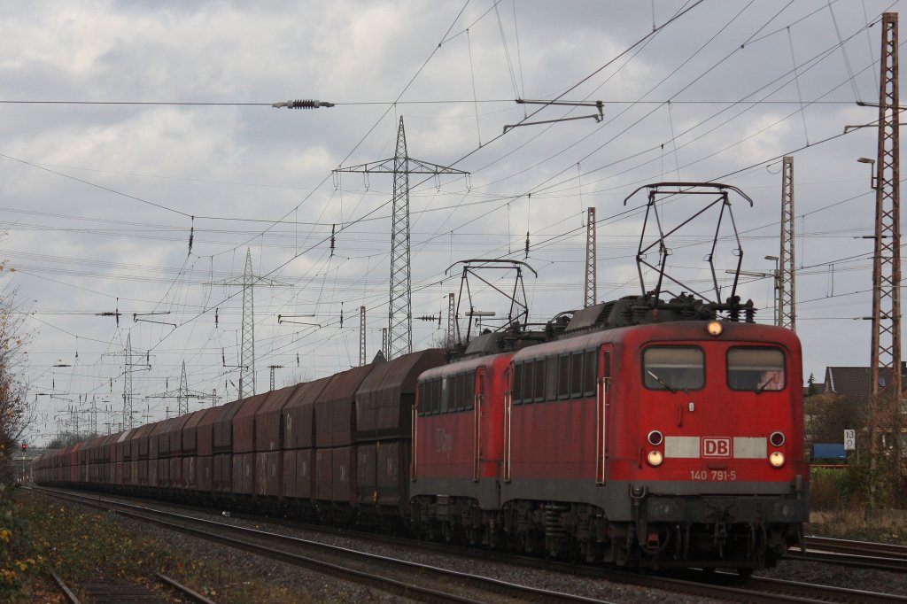 140 791 und eine weitere 140er mit einem Kohlezug am 25.11.12 in Ratingen-Lintorf.