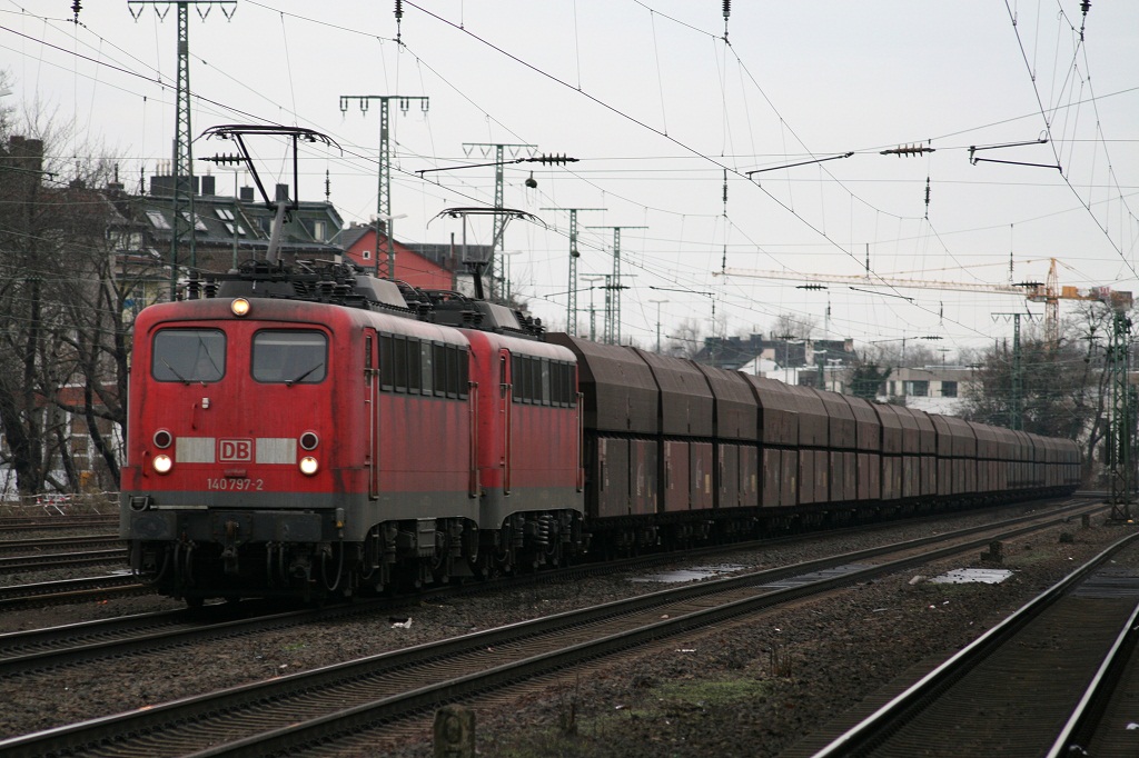 140 797 und 140 850 mit einem Kohlezug durch Kln West Richtung Ehrenfeld am 09.01.2011.