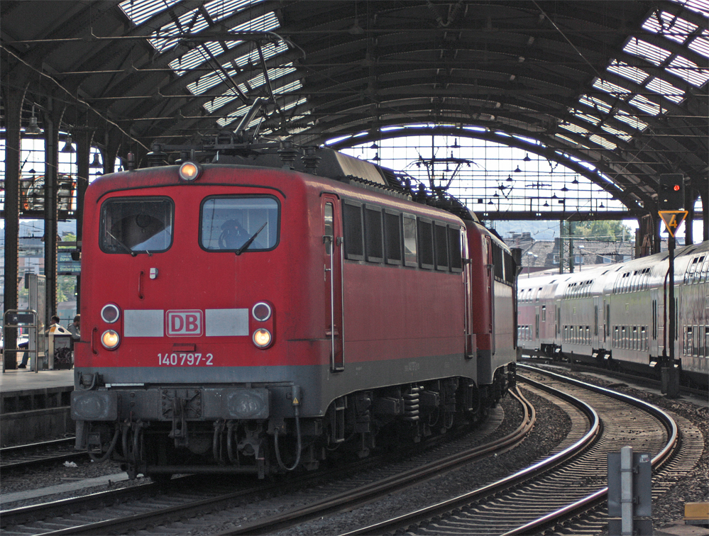140 797-2 und 140 850-9 mit einem Gterzug nach Kln bei der Durchfahrt in Aachen Hbf, 11.6.10