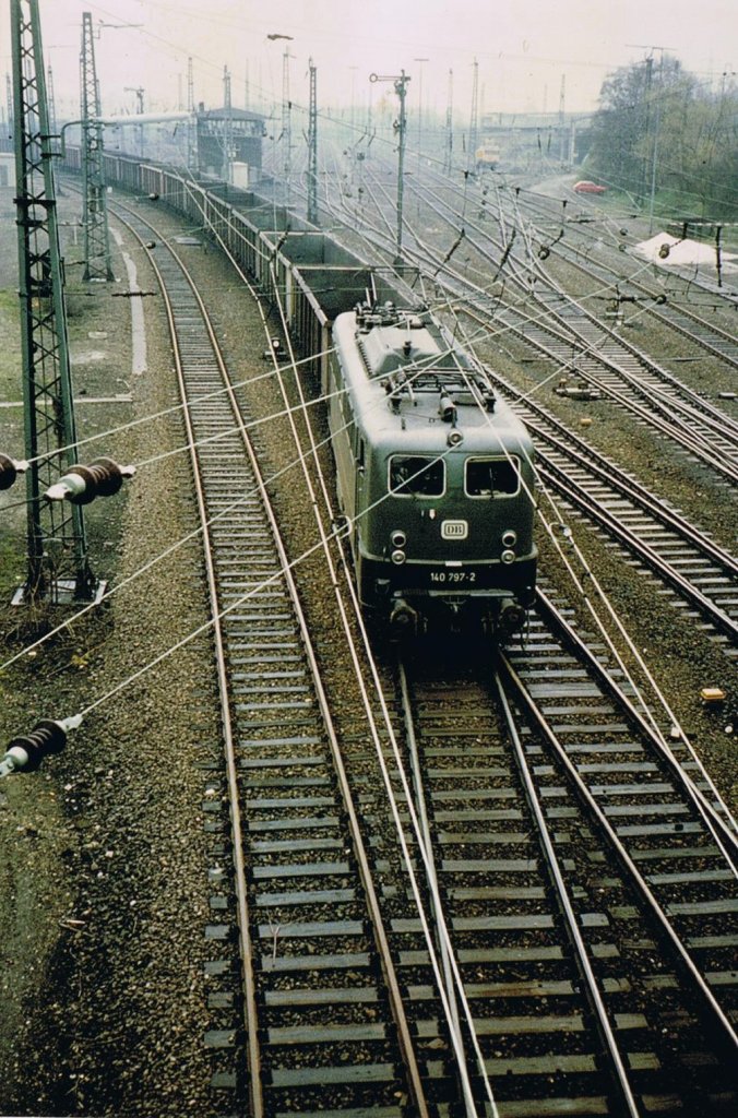 140 797-2 mit einem Gterzug im April 1983 im Verschiebebahnhof Dortmund. (Scan vom alten Foto) 