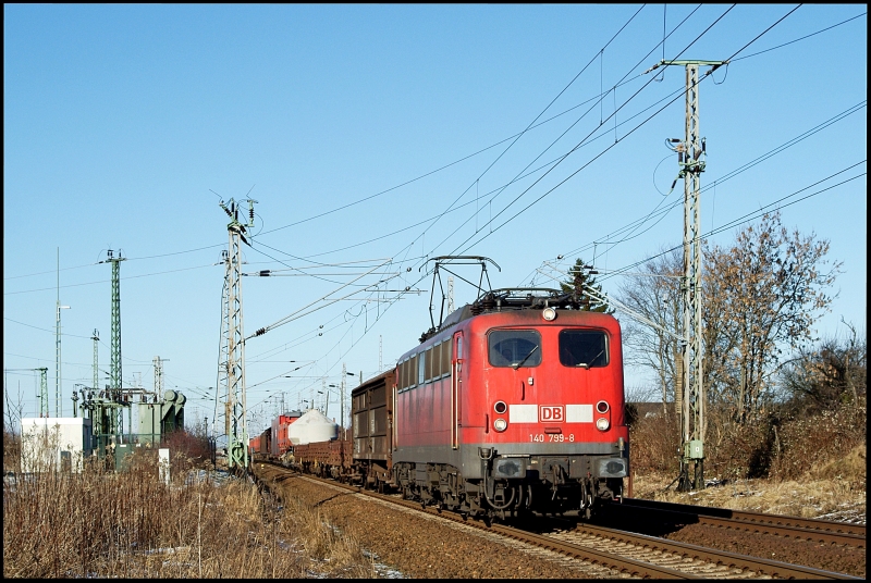 140 799-8 hat am 27.01.2011 den 52978 am Haken und passiert auf ihrem Weg von Rostock-Seehafen nach Eberswalde gerade die Autotransformerstation Stralsund am Abzweig Srg.