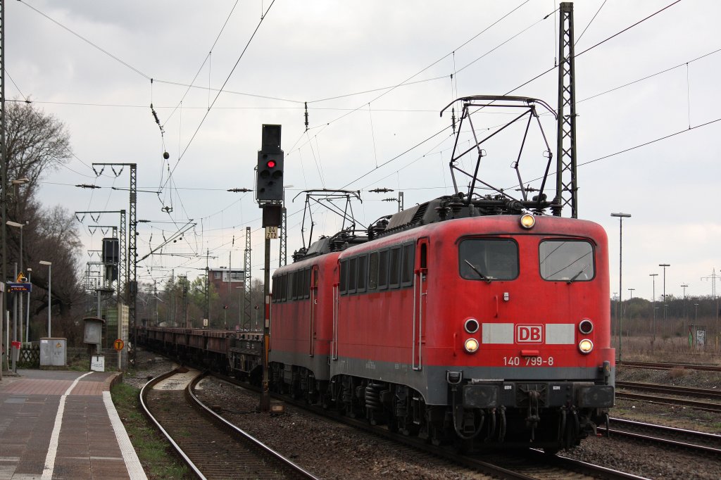 140 799 und eine weitere 140er fuhren am 30.3.12 mit dem leeren Andernacher Stahlzug durch Duisburg-Bissingheim.