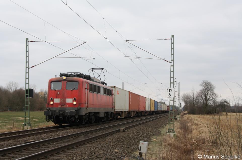 140 799 zieht am 20.02.12 einen Containerzug bei Bremen Mahndorf in Richtung Seelze.