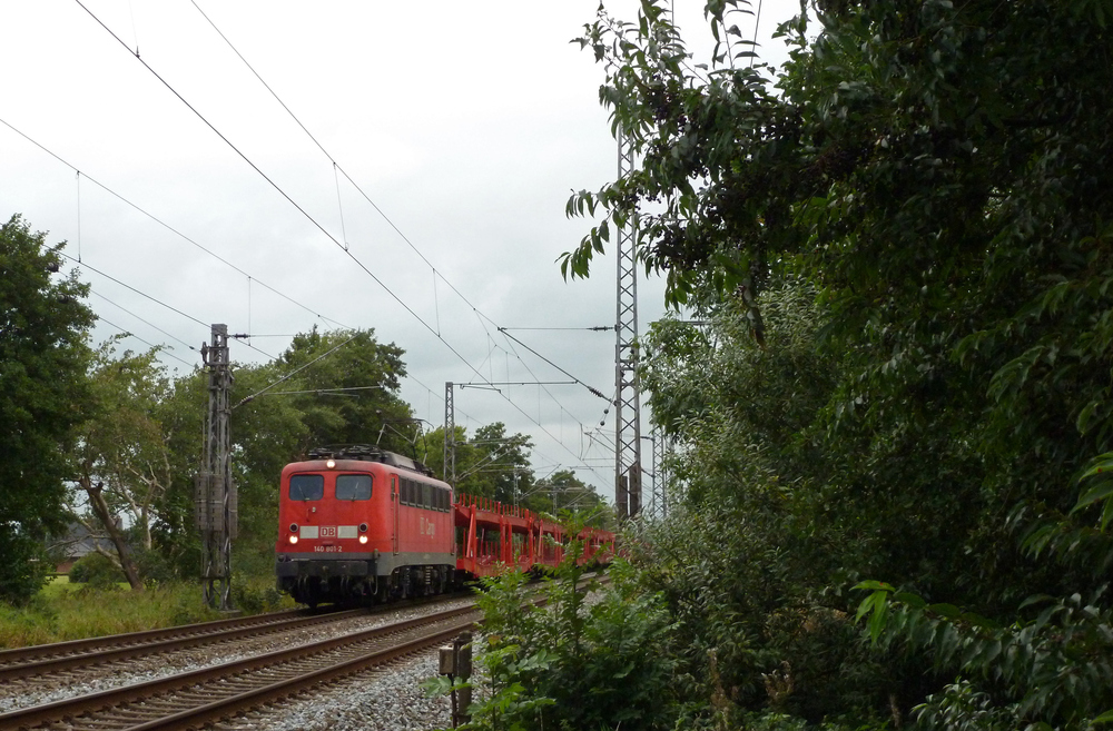 140 801-2 fuhr am 07.09.2012 mit einem Gterzug von Emden nach Osnabrck, hier bei Neermoor.