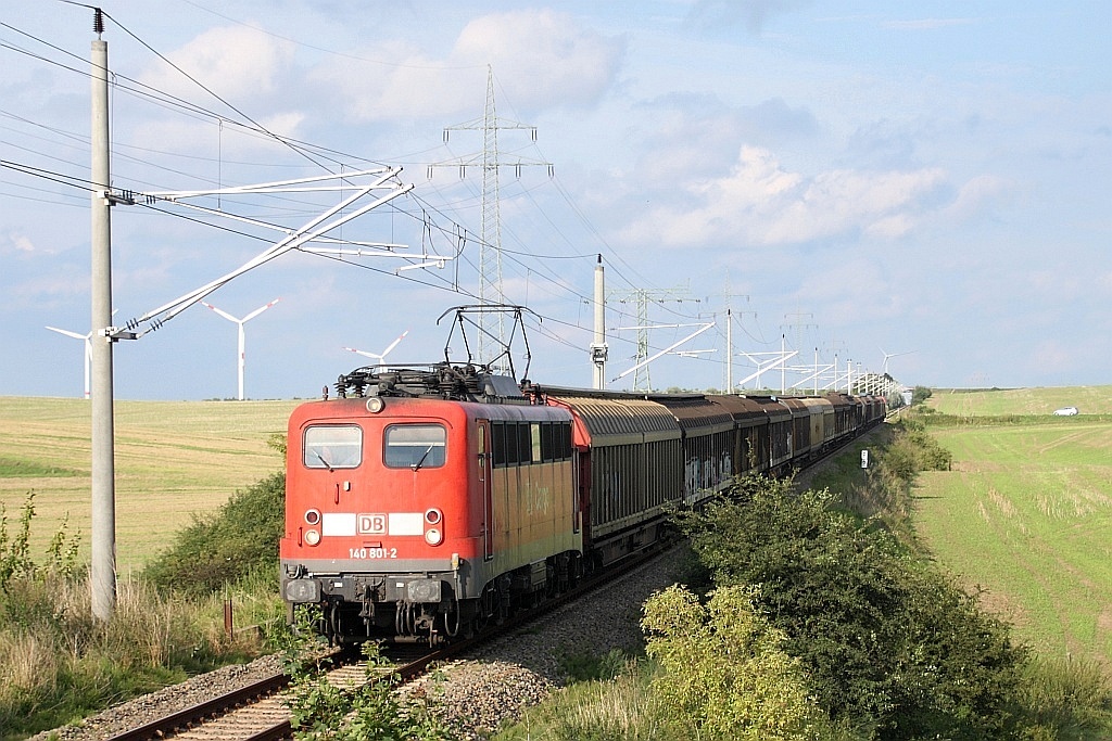 140 801 kommt am 18.08.2010 mit Waggons voller Papierrollen aus Schwedt durch Mrow gefahren