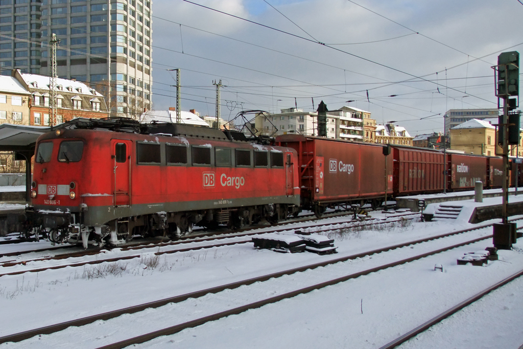 140 806-1 bei der Durchfahrt in Mainz 17.12.2010
