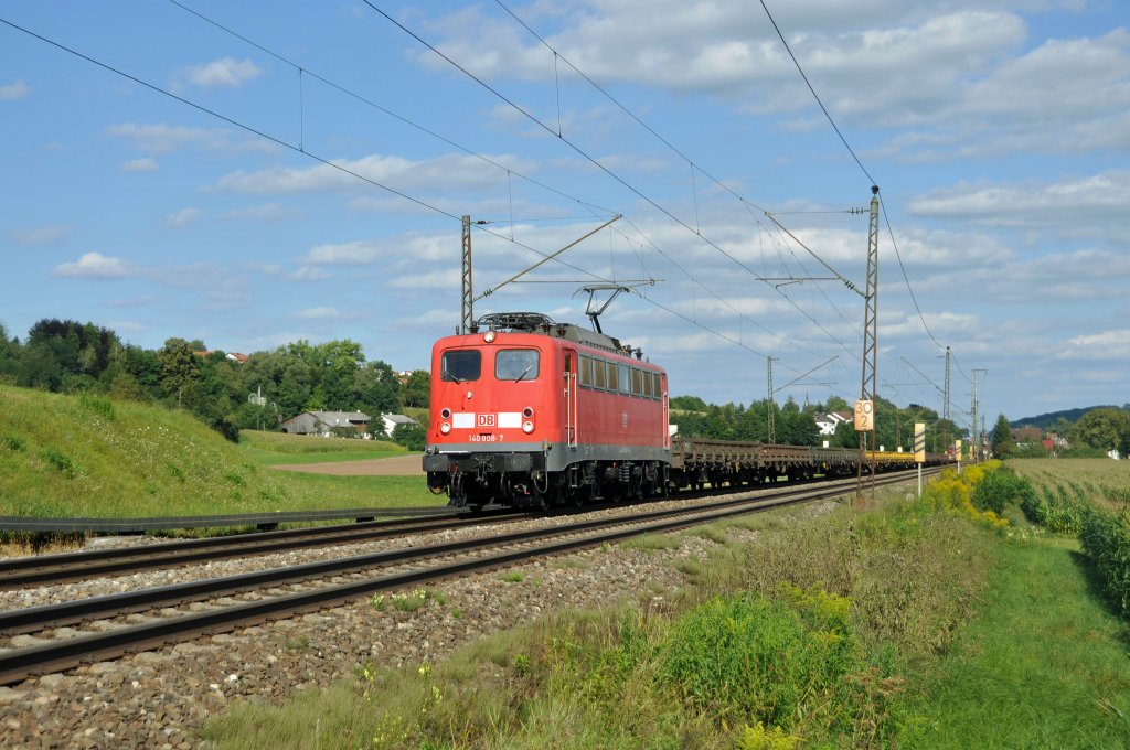 140 806 mit einer Fuhre leerer Flachwagen auf der Filsbahn in Richtung Kornwestheim.Aufgenommen bei Ebersbach an der Fils am 11.8.2012