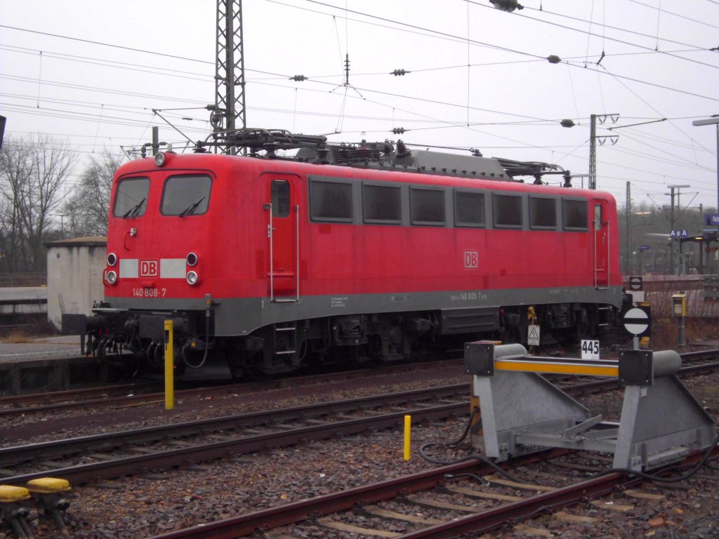 140 808-7 abgestellt am 05.01.2013 in Karlsruhe Hbf.