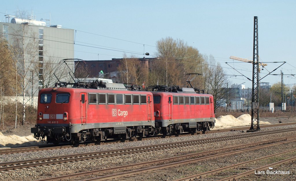 140 810-3 und 140 857-4 fahren am 07.04.10 als Lz aus Maschen Rbf durch Hamburg-Unterelbe Richtung Hamburg-Hansaport, um dort einen Kohlebomber abzuholen.
