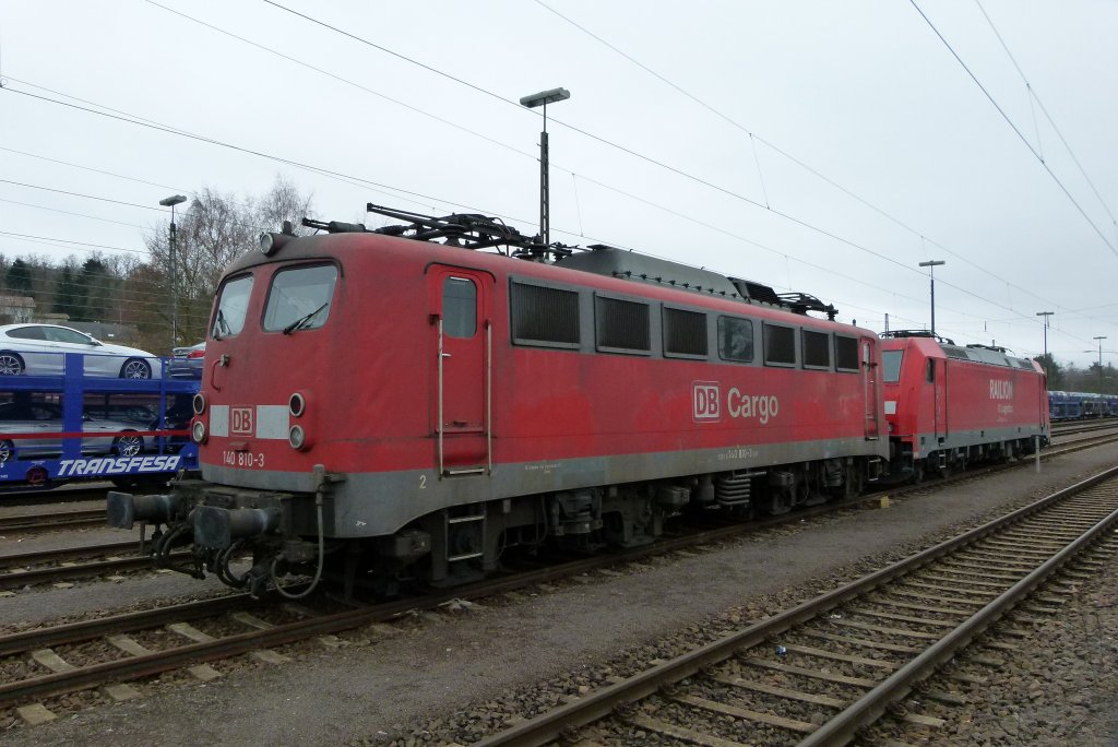 140 810-3 und 185 282-1 stehen am 26.12.2011 in Einsiedlerhof