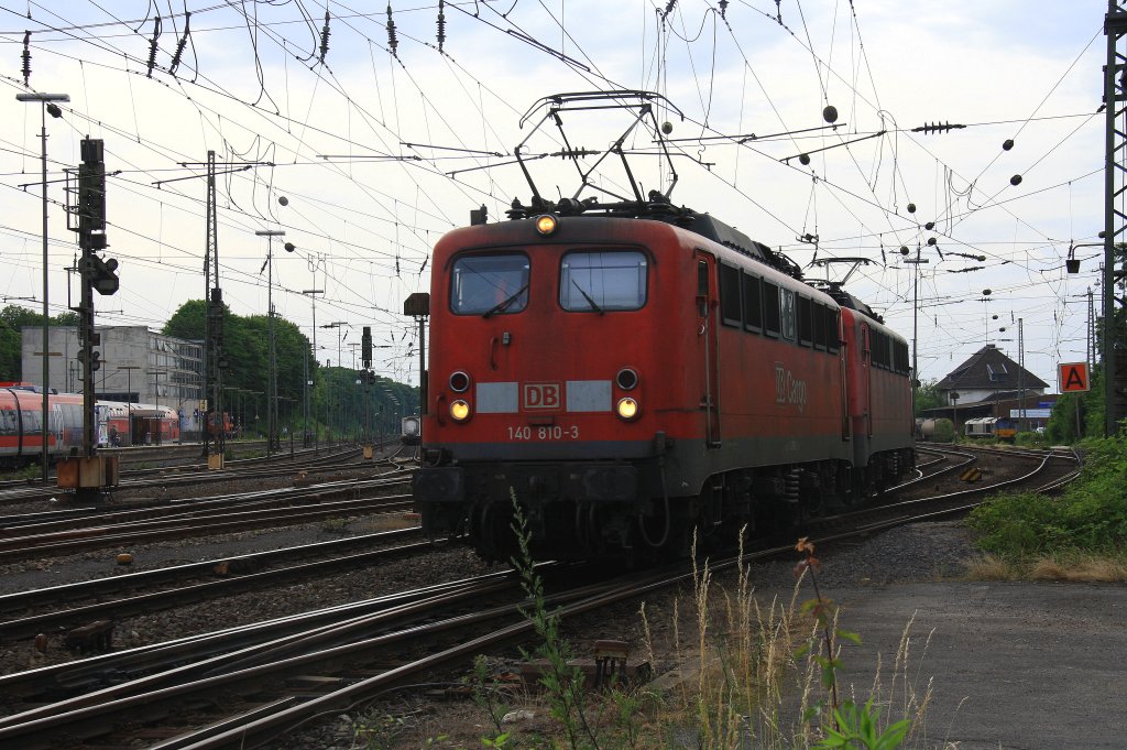 140 810-3 DB-Cargo und die 140 821-0 DB rangiern in Aachen-West und im Hintergrund steht die Class 66 DE6306 von DLC Railways in Aachen-West bei Sommerwetter am 28.6.2012.