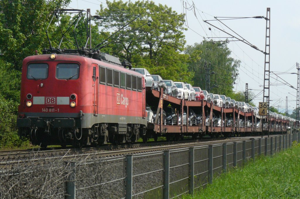 140 811-1 mit einem Autotransportzug in Bonn-Friesdorf beim berqueren des B an der Annabergerstrasse. 29.4.2011. 