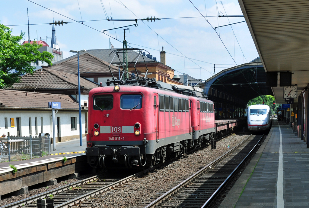 140 811-1 mit  Kollege  zieht Flachwagen durch den Bonner Hbf - 02.06.2012