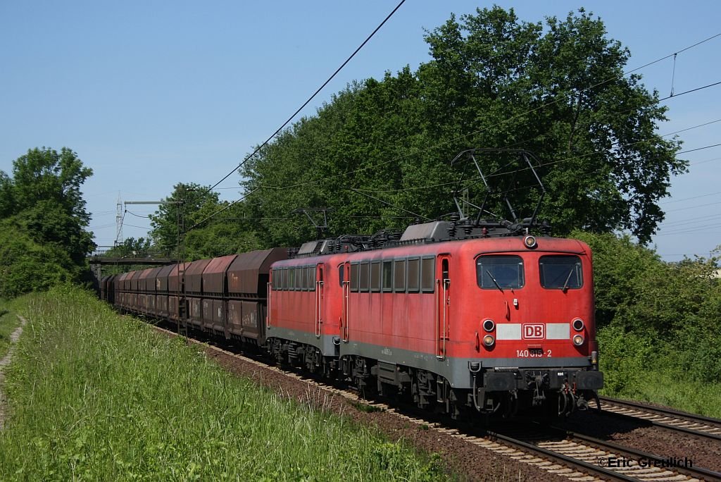 140 815 und 140 843 mit einem Kohlezug am 5.6.10 in Ahlten. 