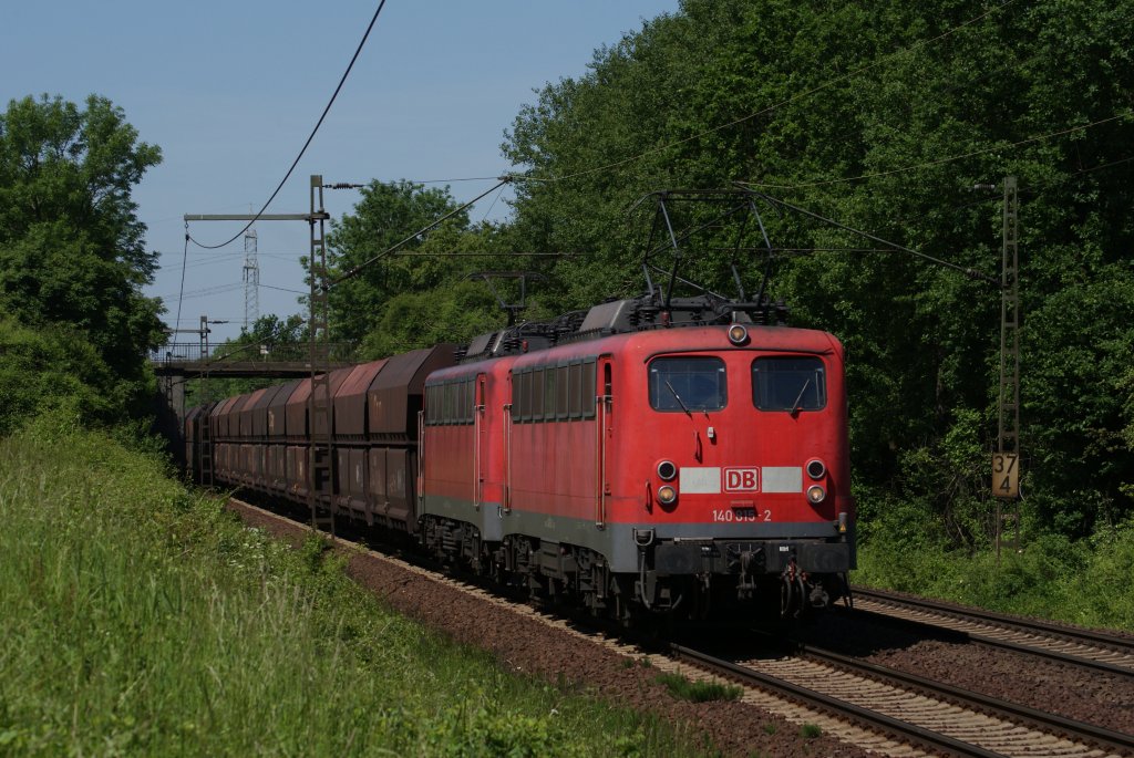 140 815-2 + 140 843-4 mit einem Kohlezug in Hannover-Ahlten am 05.06.2010