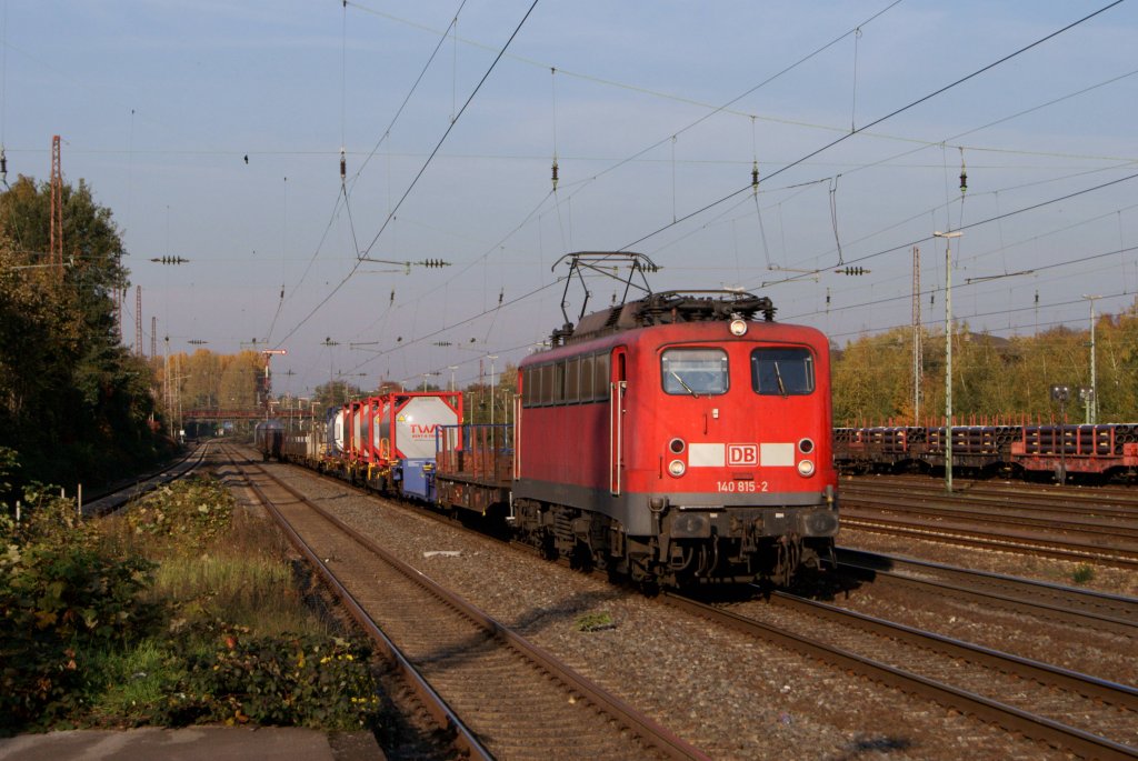 140 815-2 mit einem gemischten Gterzug in Dsseldorf-Rath am 28.10.2011
