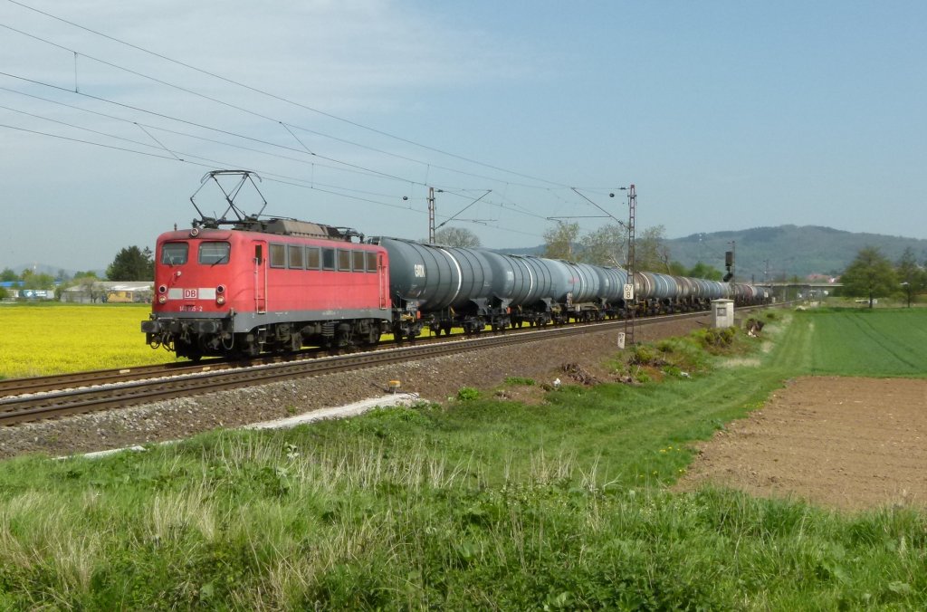 140 815-2 ist mit einem Kesselwagenzug am 27.04.2012 bei Ltzelsachsen
