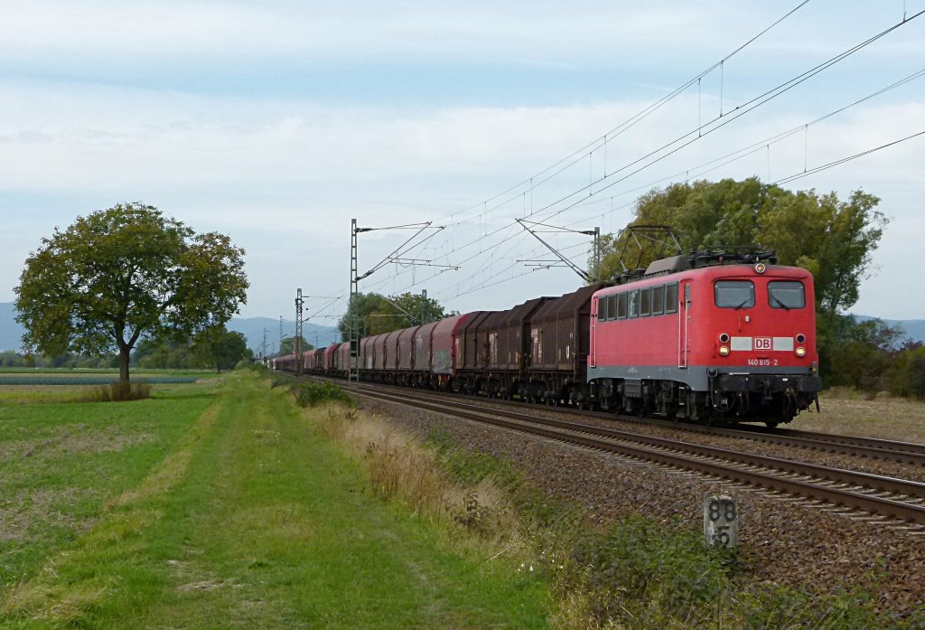 140 815-2 ist mit einem sehr langen gemischten G�terzug am 06.10.2012 in B�hl Iggelheim
