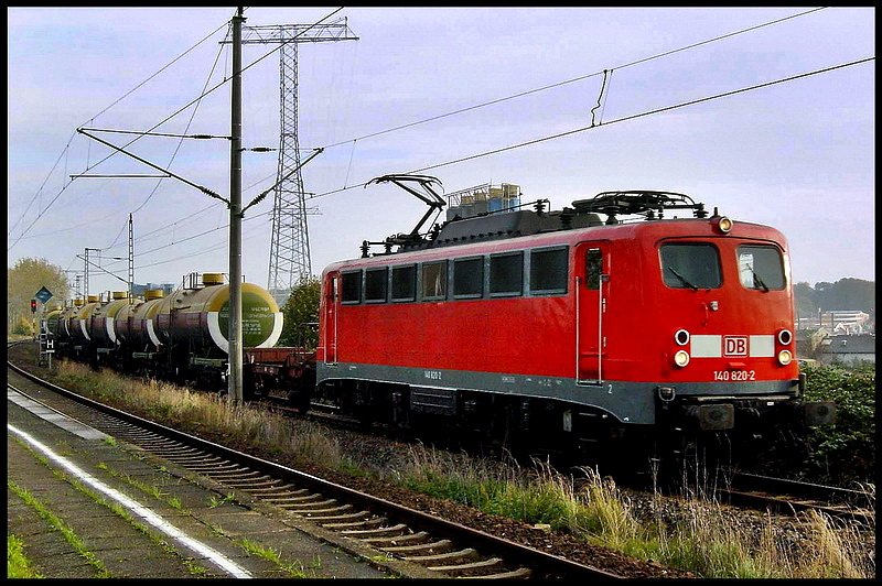 140 820-2 mit  Russenkesseln  aus Mukran, durchfhrt den Bhf Stralsund Rgendamm.  am 21.10.04 