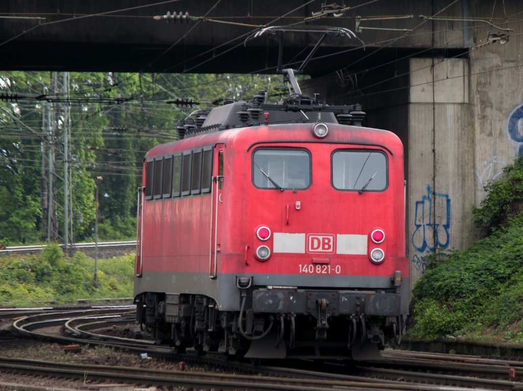 140 821-0 verschwindet am 28.04.2011 von Aachen West unter der Brcke Turmstrasse Richtung Hbf.