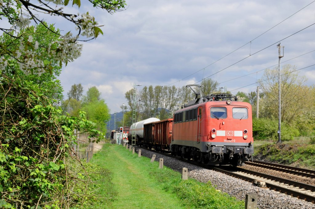 140 821-0 zieht einen gemischten Güterzug auf der KBS 465 beim BÜ Unkel Richtung Süden. Aufgenommen am 16/04/2011.