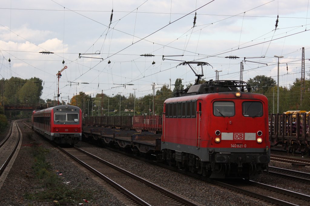 140 821 am 12.10.12 mit einem leeren Stahlwagenzug bei der Durchfahrt durch Dsseldorf-Rath.
