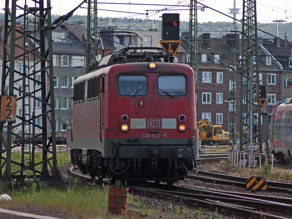 140 833-5 als Tfzf Richtung Kln bei der Durchfahrt in Aachen Hbf, 11.6.10