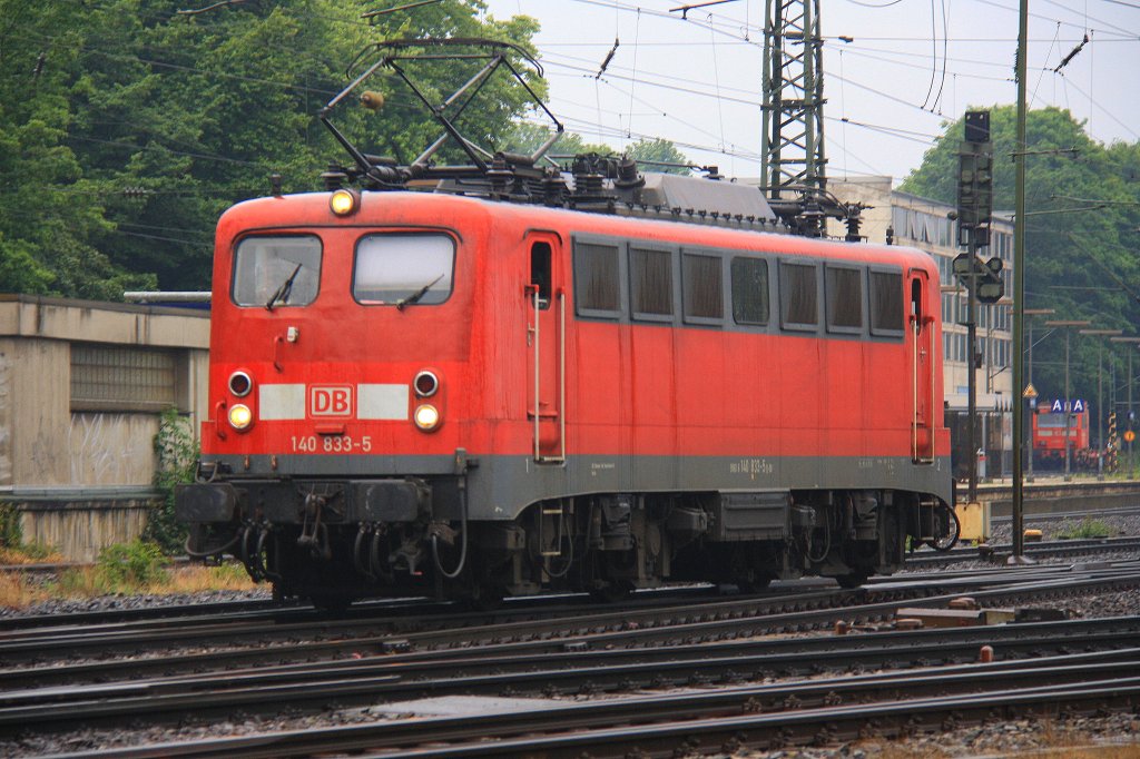 140 833-5 DB rangiert in Aachen-West bei Regen am 5.7.2012.