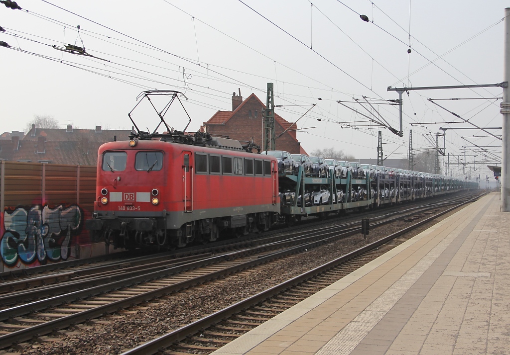 140 833-5 mit Ford - Autotransport-Zug in Fahrtrichtung Ost. Aufgenommen am 17.03.2012 in Hannover Linden/Fischerhof.