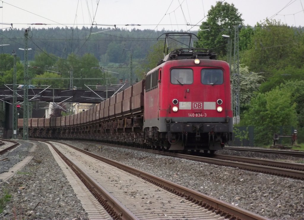 140 834-3 zieht am 11. Mai 2011 einen Kieszug durch Kronach.