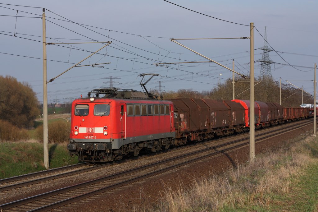 140 837-3 fhrt mit einem gemischten Gterzug in Richtung Braunschweig. Fotografiert am 30.03.2010 in Magdeburg Diesdorf. 