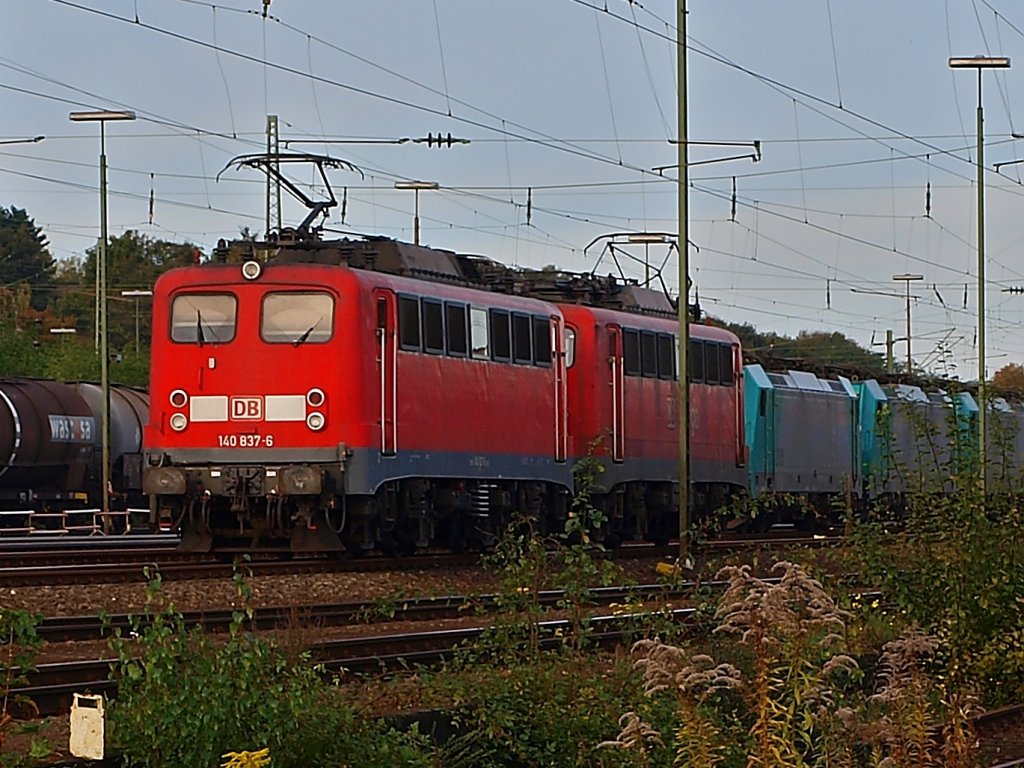 140 837-6 und 140 585-1 am 22.10.2010 als Lokzug unterwegs in Aachen West.