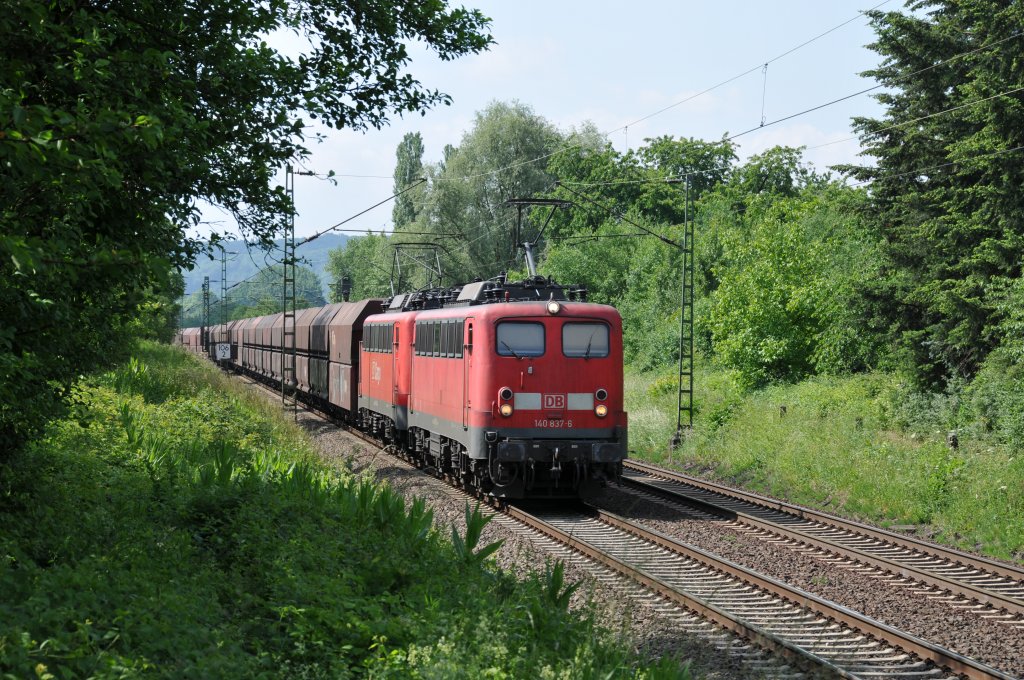 140 837-6 und 140 790-7 ziehen einen Kohlezug auf der rechten Rheinseite in Richtung Kln. Aufgenommen am 28/05/2011 bei Unkel.
