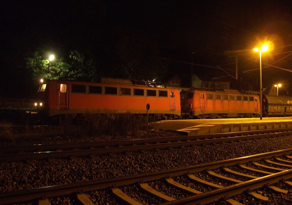 140 837-6 und 140 791-5 stehen am 4. September 2011 mit einem Kohlezug nach Landshut whrend eines Betriebshaltes zur Wagenberprfung auf Gleis 4 im nchtlichen Bahnhof Kronach.